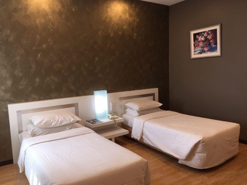 Oyo 232 The Suraya Hotel Kuantan Bagian luar foto