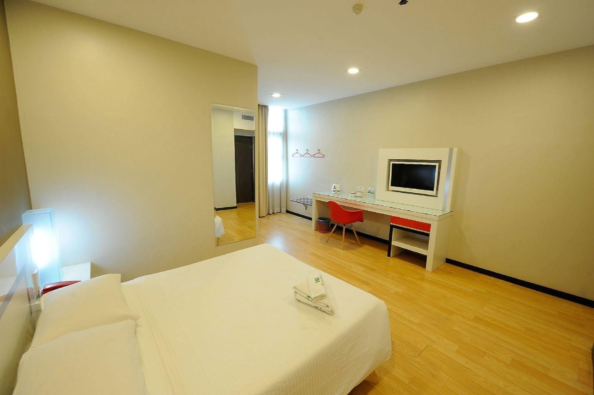 Oyo 232 The Suraya Hotel Kuantan Bagian luar foto
