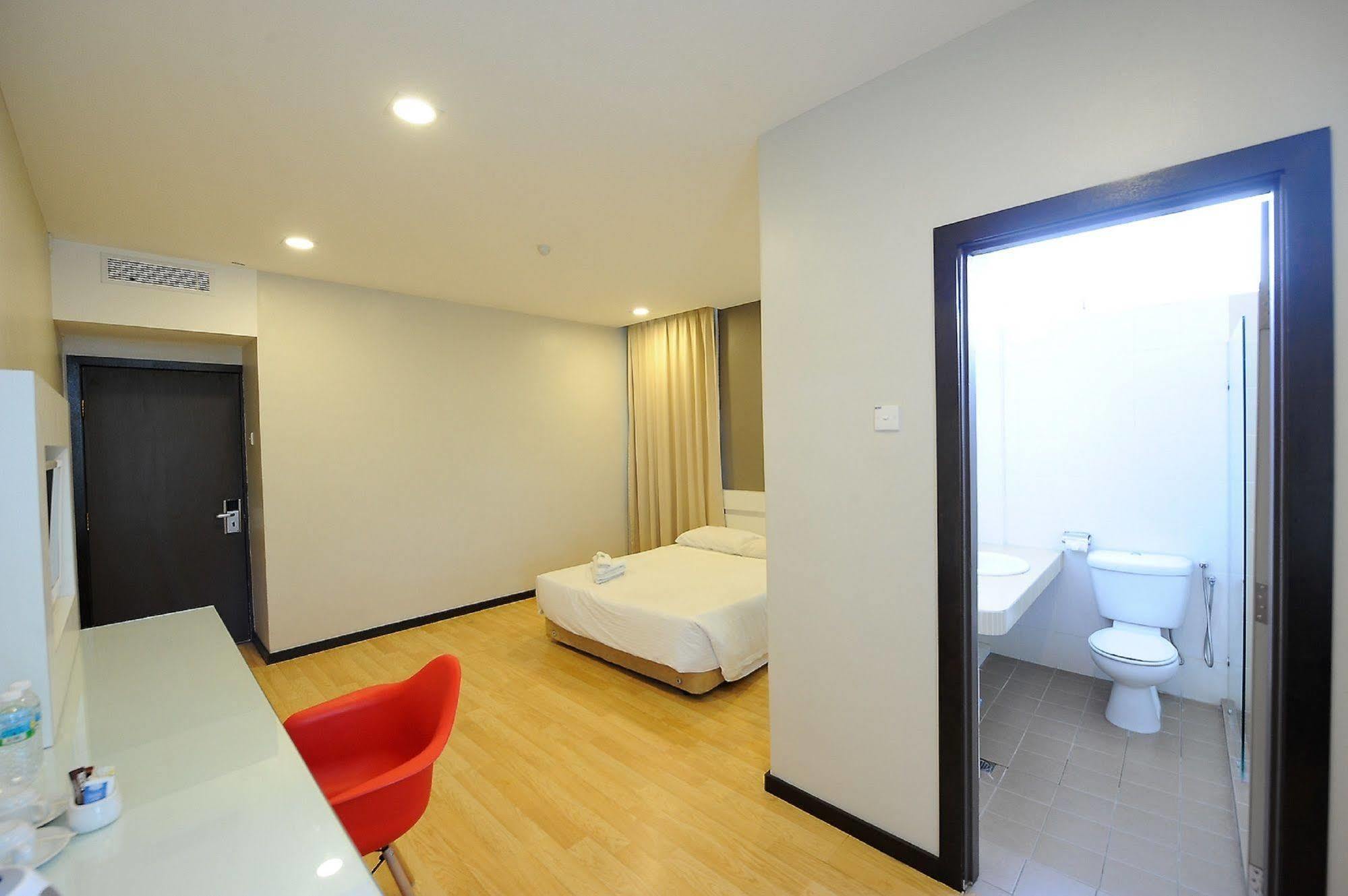 Oyo 232 The Suraya Hotel Kuantan Bagian luar foto