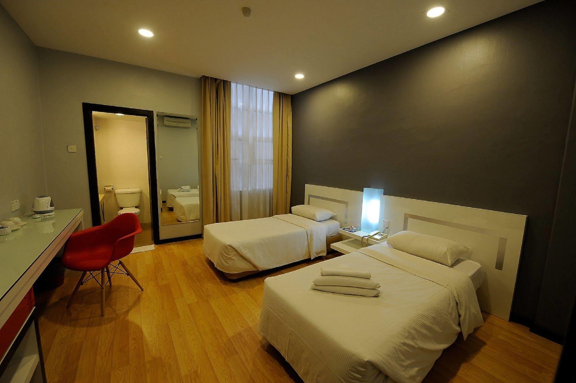 Oyo 232 The Suraya Hotel Kuantan Bagian luar foto