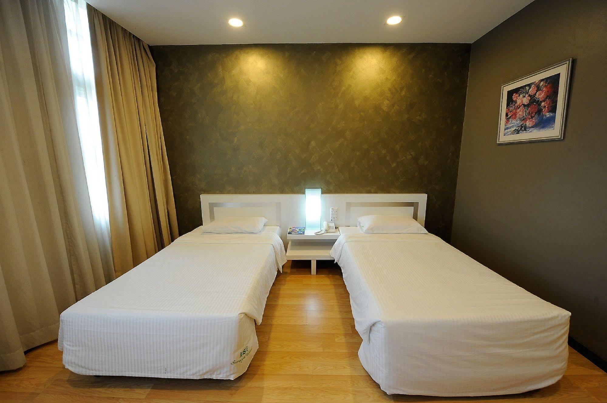 Oyo 232 The Suraya Hotel Kuantan Bagian luar foto
